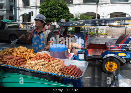 Barbecue di maiale e salsicce per la vendita di fronte al Grand Palace a Bangkok, in Thailandia. Pronto alla griglia thai piccante salsicce su spiedini Bangkok in Thailandia Foto Stock