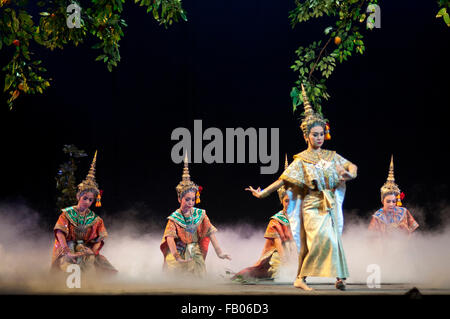 Danza classica Tailandese performance al Teatro Salachalermkrung a Bangkok, in Thailandia. Khon-Thai mascherato CLASSICO danza presso la Sala Foto Stock