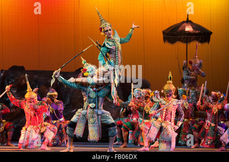 Danza classica Tailandese performance al Teatro Salachalermkrung a Bangkok, in Thailandia. Khon-Thai mascherato CLASSICO danza presso la Sala Foto Stock