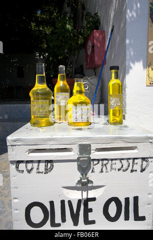 Olio di oliva venduto in Siana village, l' Isola di Rodi, Grecia Foto Stock