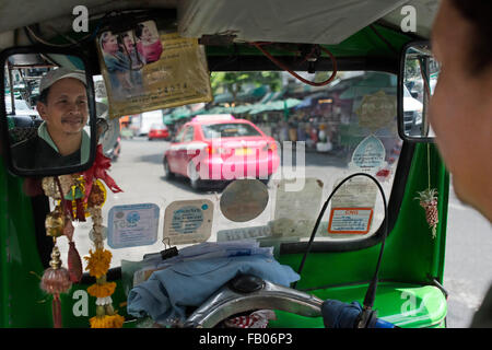 All'interno di un tuc tuc in Bangkok conducente di tuk-tuks in Bangkok. Tuc Tuc Driver Bangkok in Thailandia del sud-est asiatico Foto Stock