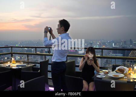 Cena romantica. Banyan Tree tetto Vertigo e Luna Bar, Ristorante, , Bangkok , Thailandia. Vista sulla città, bar Vertigo e Res Foto Stock