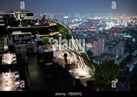 Paesaggio, viste. Banyan Tree tetto Vertigo e Luna Bar, Ristorante, , Bangkok , Thailandia. Vista sulla città, bar Vertigo e Re Foto Stock