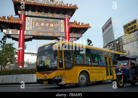 Wat Traimit Mittaphap. La Chinatown di gate cerchio di traffico e ingresso di Chinatown a Bangkok, in Thailandia. La sera il panorama di Chinatown arch segna l inizio della famosa strada Yaowarat e è quella di punto di riferimento in Bangkok Foto Stock