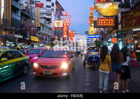 I taxi in strada. Visualizza in basso Thanon Yaowarat road a notte nel centro di quartiere Chinatown di Bangkok in Thailandia. Yaowarat e Pha Foto Stock