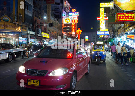 I taxi in strada. Visualizza in basso Thanon Yaowarat road a notte nel centro di quartiere Chinatown di Bangkok in Thailandia. Yaowarat e Pha Foto Stock