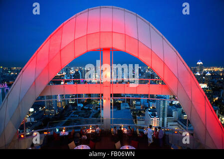 Red Sky ristorante sul tetto. Bangkok. Thailandia. Al piano superiore del Centara Grand grattacielo nel centro della città. La vista ch Foto Stock