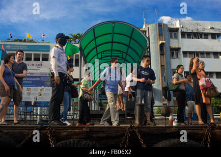 Chao Praya Express fermata della barca. Bangkok, battello pubblico, traghetto. Bangkok. Asia. Il fiume Chao Phraya è un ottimo modo per ottenere intorno Foto Stock