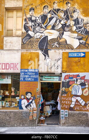 Murales in Orgosolo village, art street pittura murale, Provincia di Nuoro, Sardegna, Italia Foto Stock