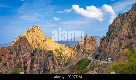 Les Calanches, vulcanico rocce rosse formazioni paesaggi di montagna, Golfe de Porto, Piana, Corsica, Francia, UNESCO Foto Stock