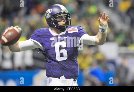 Le ore di lavoro straordinario. 02Jan, 2016. TCU quarterback Bram Kohlhausen si prepara per un pass durante la seconda metà di un collegio di NCAA Football in gioco l'Valero Alamo ciotola tra la TCU cornuto rane e Oregon Ducks al Alamodome a San Antonio, Texas. La TCU ha vinto in 47-41 ore di lavoro straordinario. Austin McAfee/CSM/Alamy Live News Foto Stock