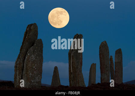 Luna piena in corrispondenza dell'anello di Brodgar, Orkney Isles Foto Stock