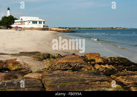 Spiaggia vuota circonda New London faro del porto nel Connecticut durante la bassa marea su una tranquilla caldo giorno d'estate. Foto Stock