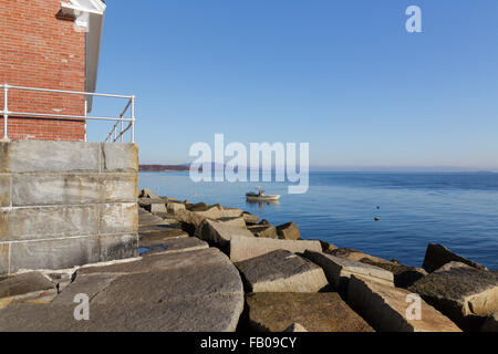 Il Rockland frangionde faro in Rockland, Maine, Stati Uniti d'America. Questo faro è situato alla fine del Rockland frangiflutti. Foto Stock