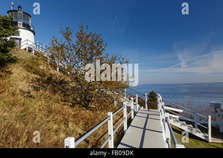 Gufi luce di testa, istituito nel 1825, all'entrata del porto di Rockland nella città di gufi Testa, Maine. Foto Stock