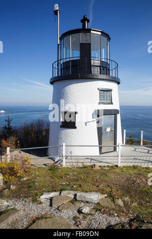 Gufi luce di testa, istituito nel 1825, all'entrata del porto di Rockland nella città di gufi Testa, Maine. Foto Stock