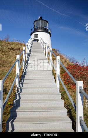 Gufi luce di testa, istituito nel 1825, all'entrata del porto di Rockland nella città di gufi Testa, Maine. Foto Stock