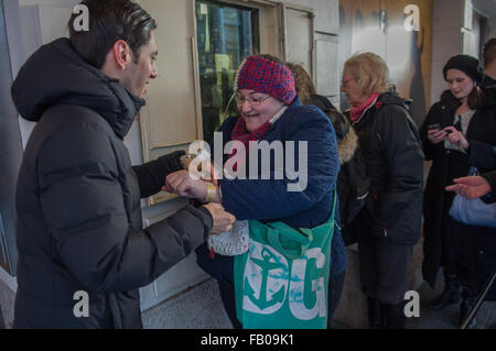 New York, NY, STATI UNITI D'AMERICA. Il 6 gennaio, 2016. Nicole Kogan della Georgia riceve un bracciale d'oro per biglietti vincenti come ''Hamilton'' lotteria riprende al Richard Rodgers Theatre sulla West 46th Street a seguito di ieri lotteria online crash, centinaia si sono riuniti presso il teatro per una chance a $10 posti a sedere, Mercoledì, Gennaio 6, 2015. Credito: Bryan Smith/ZUMA filo/Alamy Live News Foto Stock