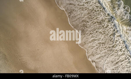Vista aerea delle onde sulla spiaggia a Melbourne Beach, Florida Foto Stock