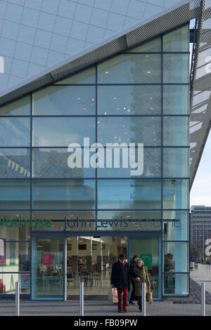 I clienti di uscire dal Waitrose e John Lewis a casa super store in Basingstoke Foto Stock