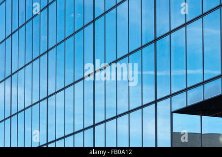 Cielo blu riflesso nella facciata di vetro della Matrix House sulla Basing View a Basingstoke, Hampshire, Regno Unito Foto Stock