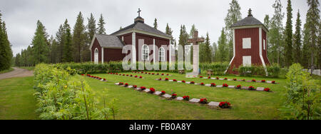 Panorama della II Guerra Mondiale Veterani del cimitero e l'esterno della chiesa e il campanile a torre in Kolari, Finlandia Foto Stock