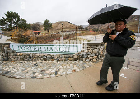 Los Angeles, California, USA. 06 gen 2016. Una guardia passeggiate a Porter Ranch zona di Los Angeles, California, Stati Uniti, gennaio 6, 2016. Il governatore della California Jerry Brown mercoledì dichiarato lo stato di emergenza in una Los Angeles quartiere dopo una massiccia perdita di gas ha costretto migliaia di abitanti a trasferirsi negli ultimi mesi. Perdite di metano è stato scoperto su Ott. 23, 2015, in corrispondenza di un pozzetto in Aliso Canyon, il sito di stoccaggio di gas naturale facility, appena fuori Los Angeles quartiere di Porter Ranch. Credito: Xinhua/Alamy Live News Foto Stock