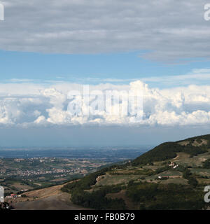 Nuvole sulla Val Tidone, Italia Foto Stock