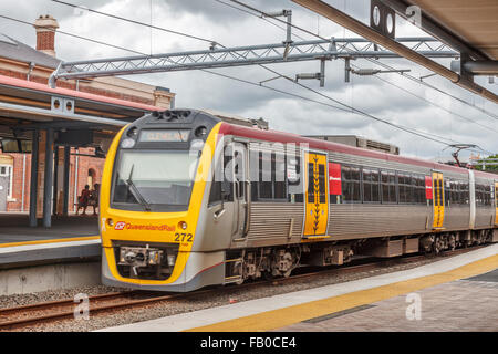 Treno in corrispondenza della piattaforma presso la stazione di Roma Street, Città di Brisbane, Queensland Oceania australiana Foto Stock