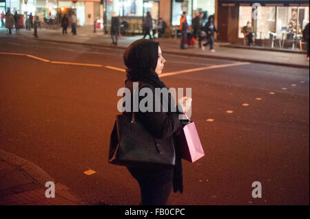 Donna musulmana su Edgware Road a Londra, Inghilterra. Foto Stock