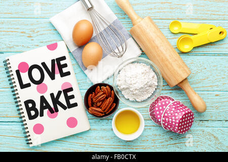 Amore il concetto di cottura con forno Ingredienti su uno sfondo di legno Foto Stock