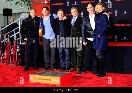 Robert Forster, Channing Tatum, Tim Roth, Christoph Waltz, Quentin Tarantino, Zoe Bell nel corso di una cerimonia come Quentin Tarantino è onorato con la mano e impronte in TCL Teatro Cinese IMAX su Gennaio 5, 2016 a Los Angeles, CA Foto Stock