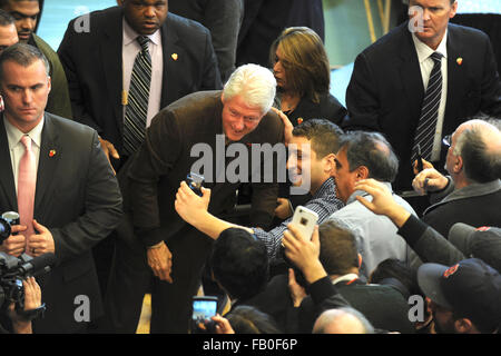 Ex U.S. Il presidente Bill Clinton, marito di Hillary Clinton, ex Segretario di Stato e 2016 candidato presidenziale democratico, parla durante una campagna al rally di Nashua Community College il 4 gennaio 2016 in Nashua, New Hampshire. Foto Stock