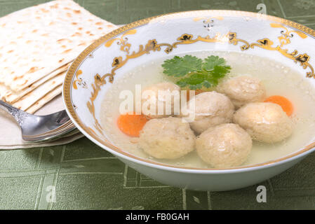 Un tradizionale Ashkenazim zuppa ebraico con bolls, costituito da una miscela di farina matzah, uova, acqua e grasso, bollito in boui di pollo Foto Stock