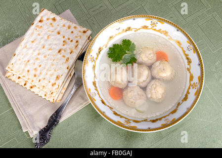 Un tradizionale Ebrei Ashkenazi zuppa con bolls, costituito da una miscela di farina matzah, uova, acqua e grasso, bollito in boui di pollo Foto Stock