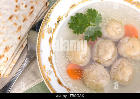 Un tradizionale Ebrei Ashkenazi zuppa con bolls, costituito da una miscela di farina matzah, uova, acqua e grasso, bollito in boui di pollo Foto Stock