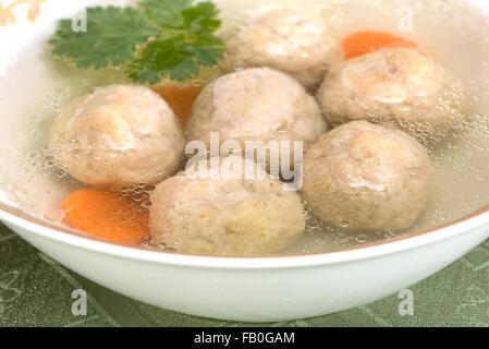 Un tradizionale Ebrei Ashkenazi zuppa con bolls, costituito da una miscela di farina matzah, uova, acqua e grasso, bollito in boui di pollo Foto Stock