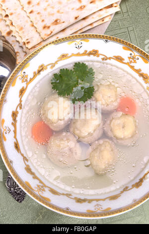 Un tradizionale Ebrei Ashkenazi zuppa con bolls, costituito da una miscela di farina matzah, uova, acqua e grasso, bollito in boui di pollo Foto Stock