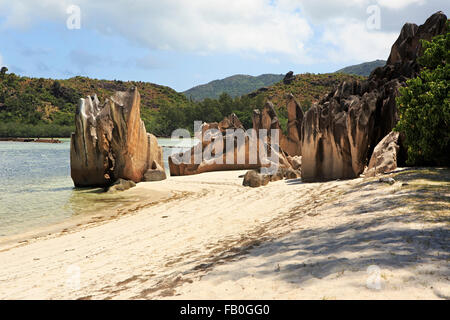 Bella enormi massi di granito sulla spiaggia a Curieuse Isola nell Oceano Indiano. Foto Stock