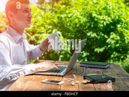 Uomo di lavoro ispirato dalla natura Foto Stock