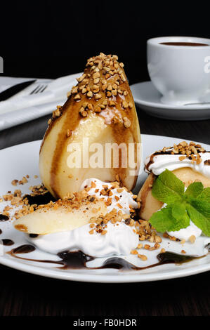 Pere con panna montata spruzzata noci, mandorle e cioccolato Foto Stock