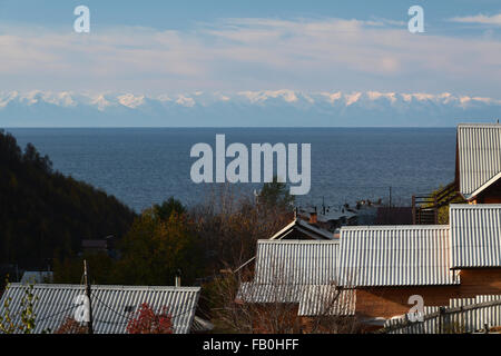 Neve sulle montagne sfrangiare Lago Baikal Foto Stock