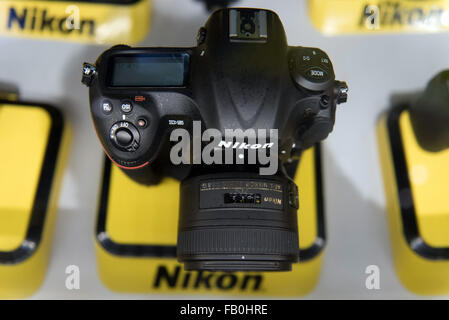 Las Vegas, Nevada, USA. 06 gen 2016. Una Nikon D5 DSLR è visto alla Nikon stand 2016 International Consumer Electronics Show (CES) di Las Vegas, Nevada, Stati Uniti d'America, 06 gennaio 2016. Foto: Jason Ogulnik/dpa/Alamy Live News Foto Stock