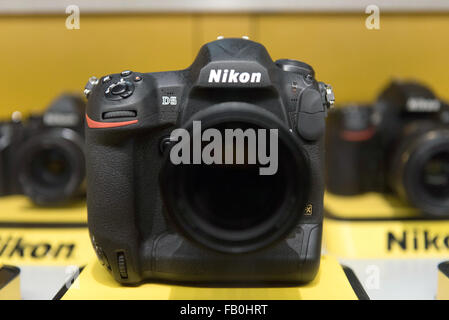 Las Vegas, Nevada, USA. 06 gen 2016. Una Nikon D5 DSLR è visto alla Nikon stand 2016 International Consumer Electronics Show (CES) di Las Vegas, Nevada, Stati Uniti d'America, 06 gennaio 2016. Foto: Jason Ogulnik/dpa/Alamy Live News Foto Stock