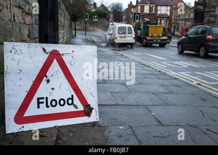 Segno di inondazione su una strada britannico in inverno Foto Stock
