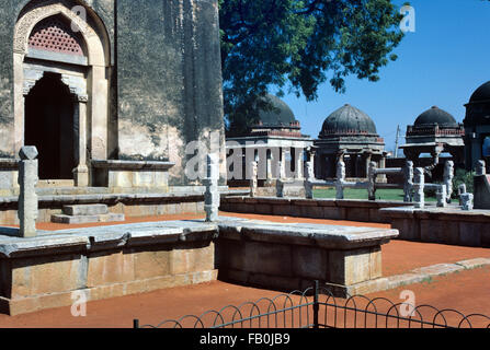 Tomba di Feroz Shah o Firuz Shah Tughlaq (1388) con la moschea, tombe e i padiglioni dei Hauz Khas complessa, parte dello storico insediamento di Siri, la seconda città medievale di Delhi, India. Foto Stock