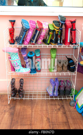 Colorata per bambini su wellies una scarpa rack nel vivaio Foto Stock