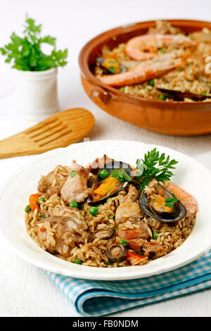Casseruola di riso con carne di maiale e molluschi. Passo per passo: PA47FY-PA47GH-PA47GJ-PA47JG Foto Stock
