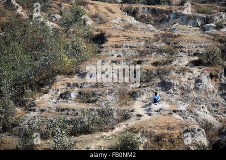 Kathmandu, Nepal. 06 gen 2016. Studente su un area di frana a Tokha, Kathmandu. Come sua madre la raccolta di foraggio per animali domestici. Credito: Narayan Maharjan/Pacific Press/Alamy Live News Foto Stock