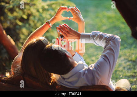 Forma di cuore da giovane le mani Foto Stock